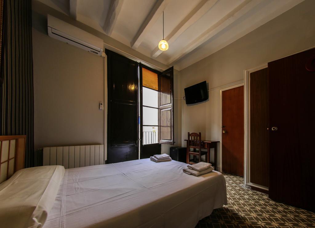 Hostal Santa Teresa Реус Экстерьер фото