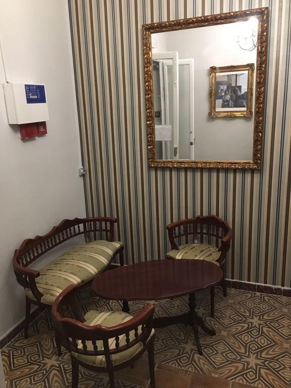 Hostal Santa Teresa Реус Экстерьер фото