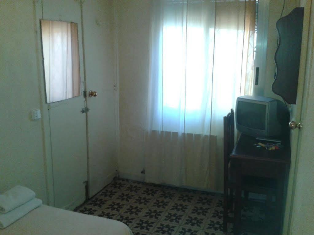 Hostal Santa Teresa Реус Экстерьер фото