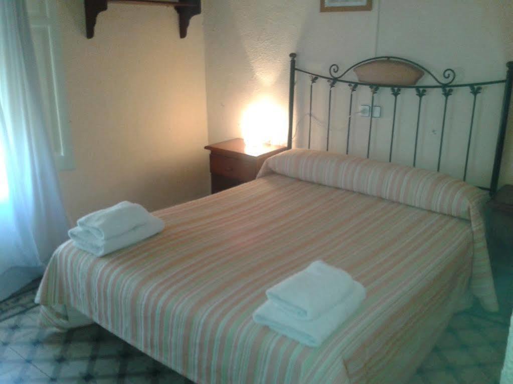 Hostal Santa Teresa Реус Экстерьер фото