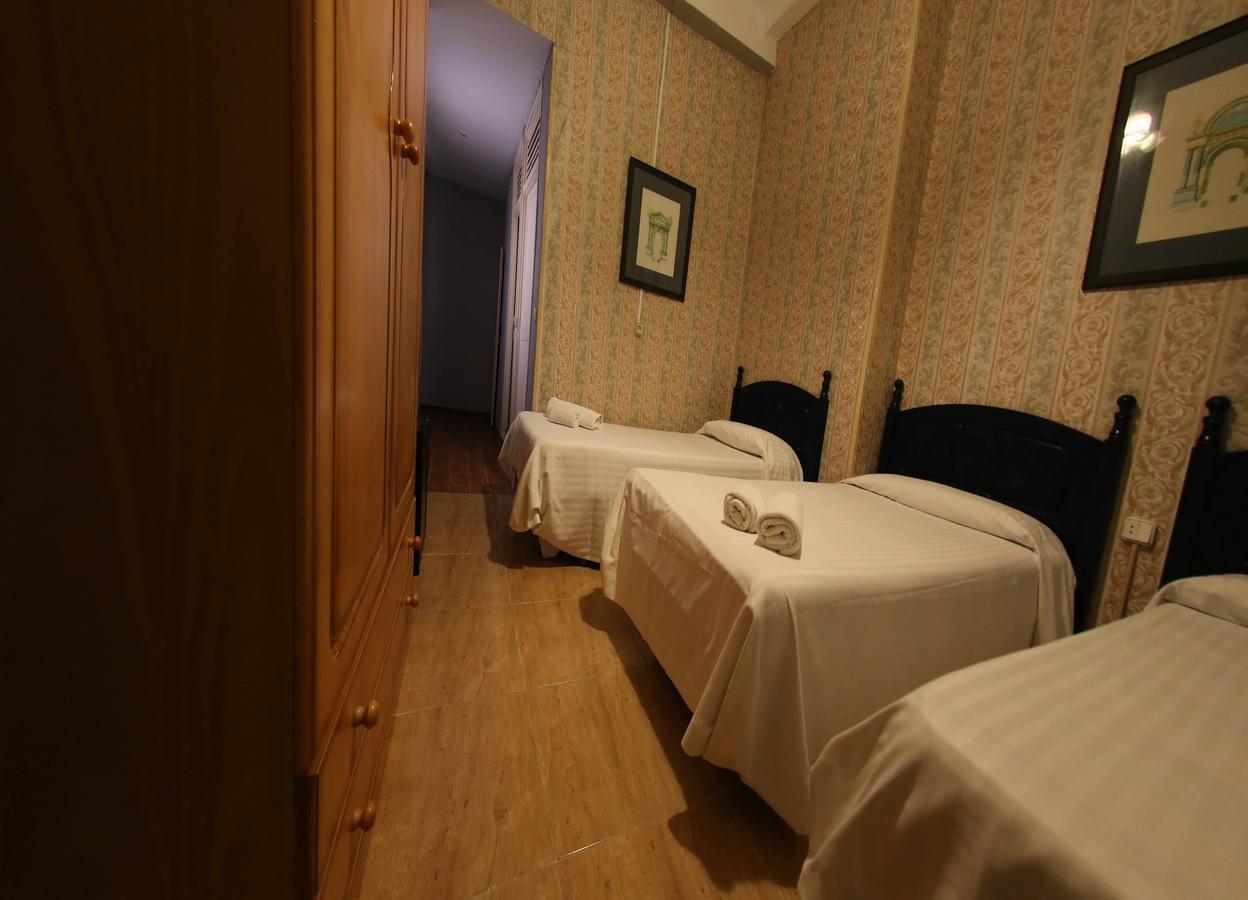 Hostal Santa Teresa Реус Экстерьер фото