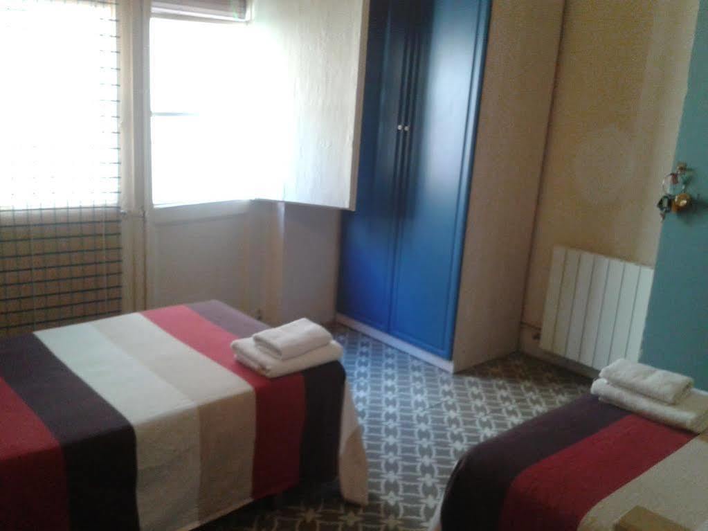 Hostal Santa Teresa Реус Экстерьер фото